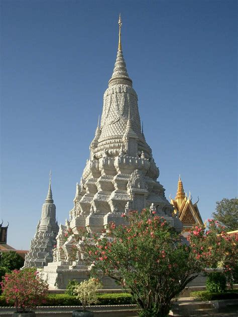  La Pagoda del Lago di Dongying: Una meraviglia antica incastonata nella natura!