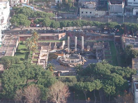 Il Tempio di Dongting: Un tesoro antico immerso nella natura scintillante!