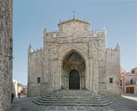 Il Duomo di Erice: Un gioiello architettonico sospeso tra cielo e mare!