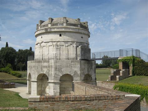 Il Mausoleo di Baicheng: Una Sinfonia di Storia e Architettura Fantastica!