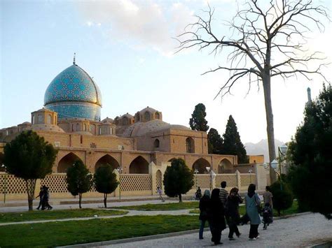 Il Mausoleo di Shah Nematollah Vali: Un capolavoro architettonico del XIII secolo immerso nella storia mistica!