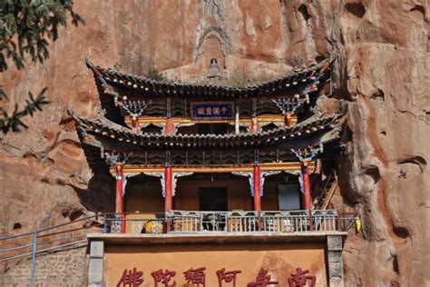 Il Tempio di Qianfo: Un capolavoro scolpito nella roccia e un rifugio per la pace interiore!