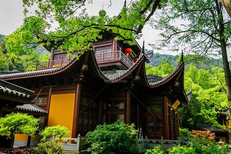 Il Tempio Lingyin, un gioiello di architettura millenaria immerso nella natura verdeggiante!