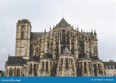 La Cattedrale di Le Mans: Una meraviglia architettonica che sussurra storie del passato!