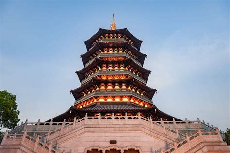 La Pagoda di Guangzong: Una Sentinella Storica Che Sfiora il Cielo!