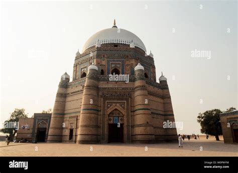  La Tomba di Shah Rukn-i-Alam: Un capolavoro architettonico nel cuore di Multan!