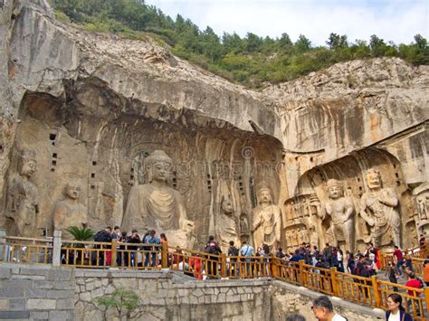   Le Grotte di Longmen: un viaggio nel tempo e nell'arte antica!