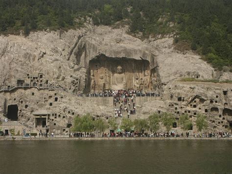 Le Grotte di Longmen: Una Scia Scintillante di Storia e Natura!