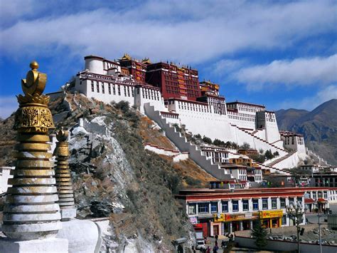 Il Palazzo Potala: Antico Monumento alla Spiritualità e Magnifica Sede dell'Ex Governo Tibetano!